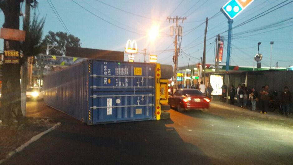 El accidente ocurri&oacute; en la 5a. avenida y bulevar San Crist&oacute;bal. (Foto: Pablo Morales/@EmixtraPablo) 
