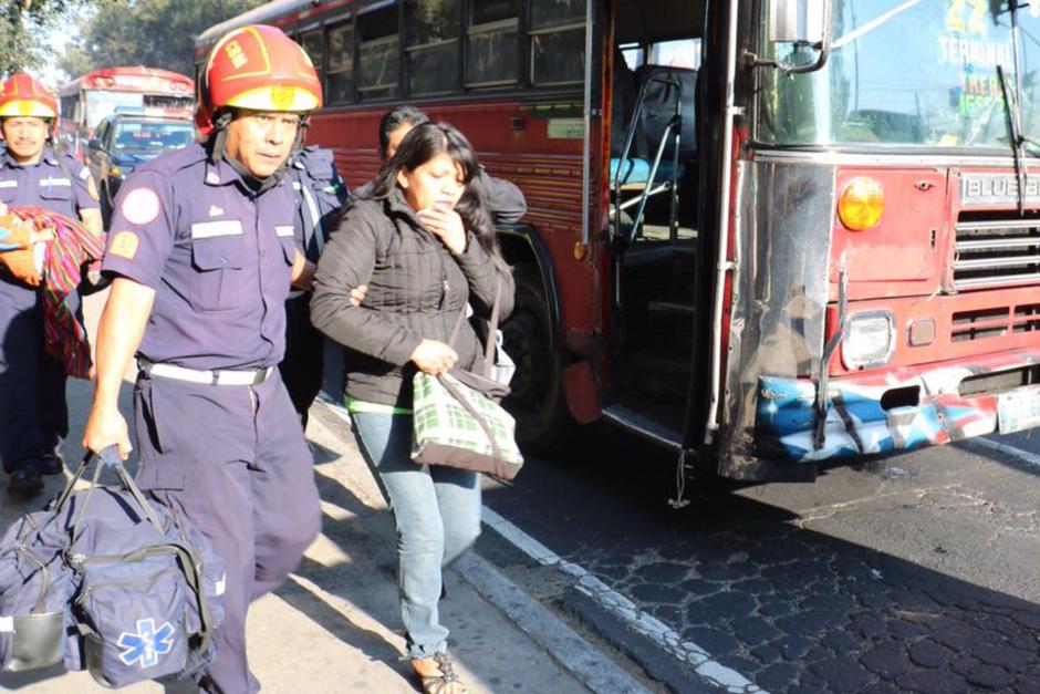 Siete personas resultaron heridas en un accidente de tr&aacute;nsito en la zona 7. (Foto: @bomberosmuni)
