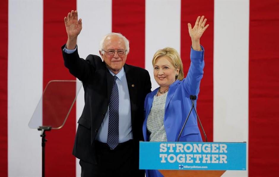 La candidata presidencial del partido dem&oacute;crata Hillary Clinton y el hasta ahora rival por la nominaci&oacute;n Bernie Sanders durante un acto. (Foto: Efe)