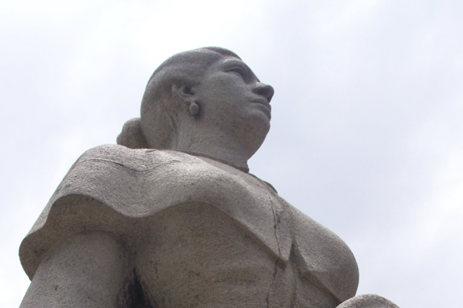 Escultura de Do&ntilde;a Mar&iacute;a Dolores Bedoya de Molina, quien seg&uacute;n la tradici&oacute;n, agit&oacute; al pueblo a favor de la libertad mientras se firmaba el acta de la independencia de Guatemala. (Foto: Municipalidad de Guatemala).