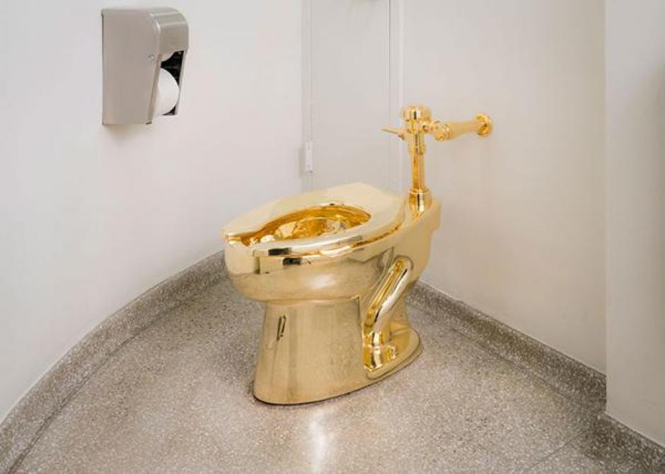 El sanitario de oro est&aacute; disponible para todo el p&uacute;blico. (Foto: www.infobae.com)