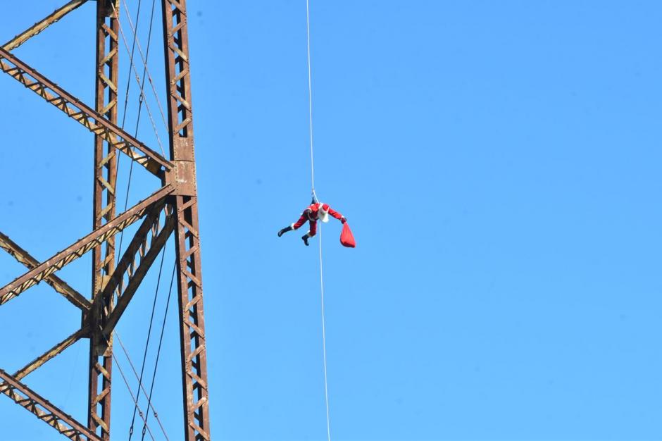 El "Santa Claus de los pobres" lleg&oacute; para alegrar a ni&ntilde;os y grandes.  (Foto: Jes&uacute;s Alfonso/Soy502) 