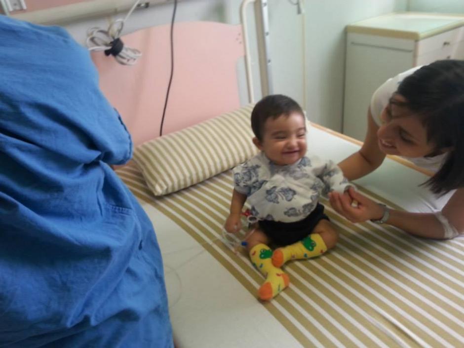 Santiago demuestra su felicidad al volver a ver a sus padres.