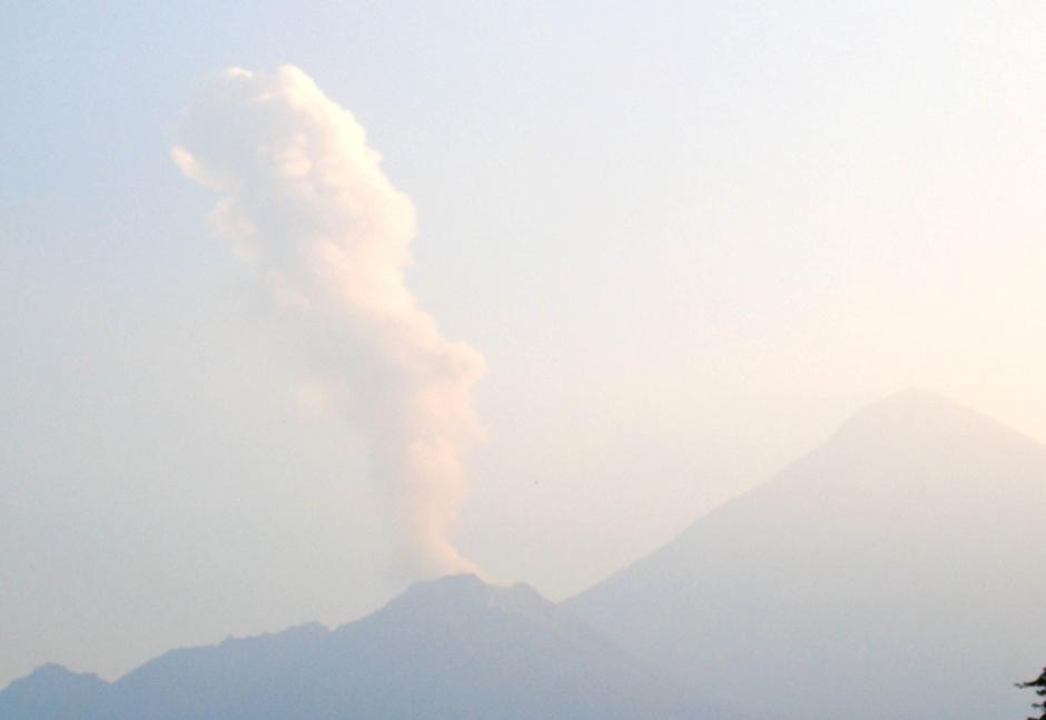 La columna de ceniza en el volc&aacute;n Santiaguito alcanza hasta 3 mil metros sobre el nivel del mar y se extiende en un radio de 10 kil&oacute;metros. (Foto Insivumeh)