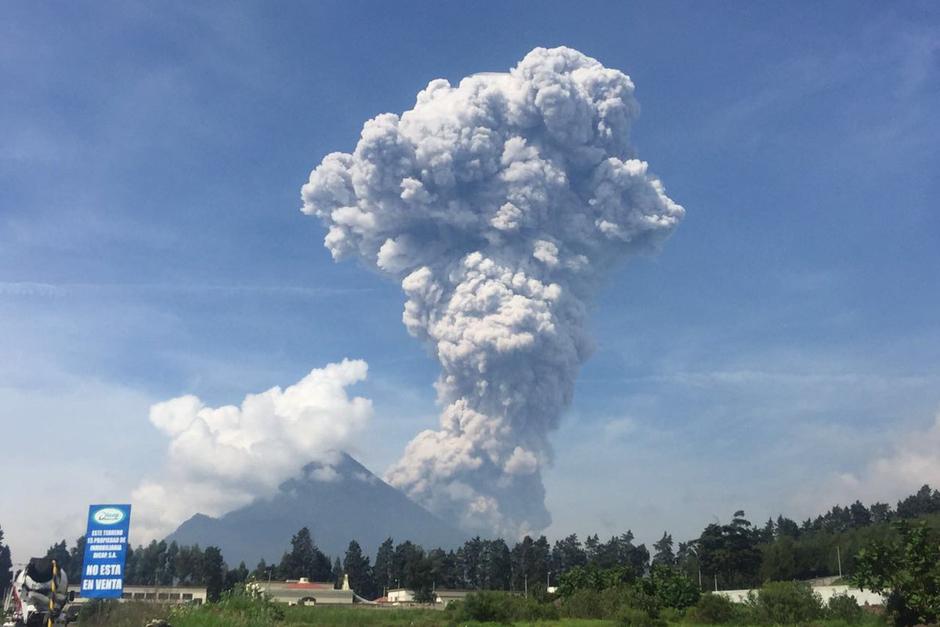 Espectacular vista de la erupci&oacute;n del Volcan Santiaguito en Quetzaltenango. (Foto: @ErickColop)