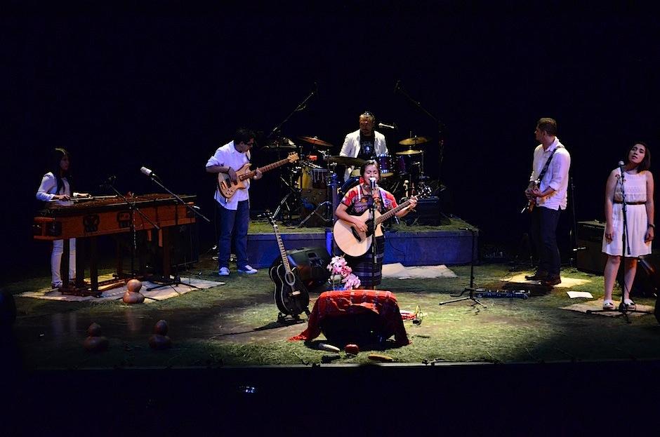 La cantautora Sara Curruchich se presentó en el teatro del IGA. (Foto: Selene Mejía/Soy502) 