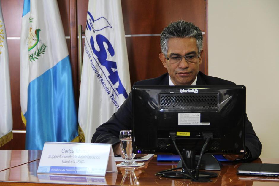 Carlos Muñoz, jefe de la SAT, podría ser destituido de su cargo debido a que la Administración Tributaria no ha logrado alcanzar las metas de recaudación en dos años bajo su mando. (Foto: Archivo/Soy502)
