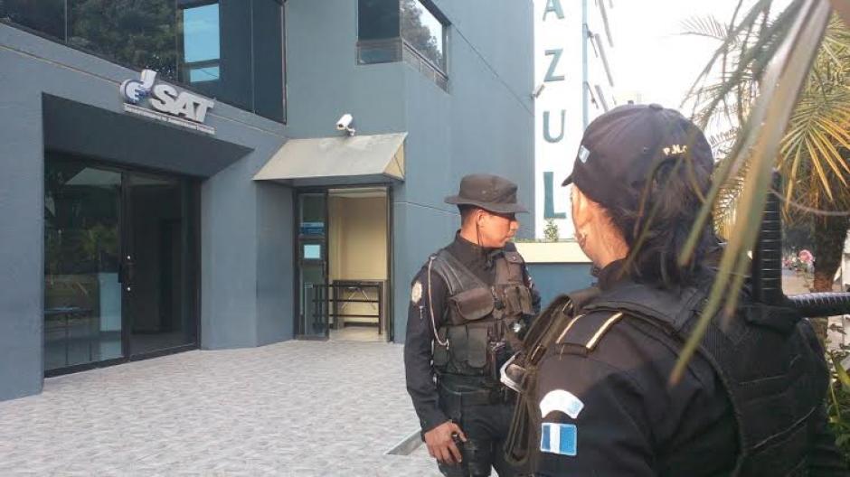 Fiscales de la Comisión Internacional Contra la Impunidad en Guatemala (CICIG) y el Ministerio Público realizan allanamientos en la sede central de la SAT. &nbsp;(Foto: Wilder López/Soy502)&nbsp;