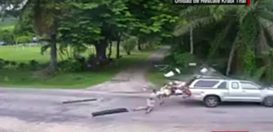 Los ni&ntilde;os salen expulsados de la camioneta luego de ser impactada por otro veh&iacute;culo.&nbsp;