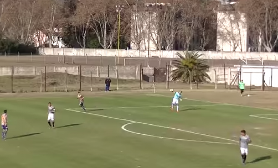 Rodr&iacute;go Cervetti no pudo despejar con comodidad y abri&oacute; el marcador en su propia porter&iacute;a.&nbsp;