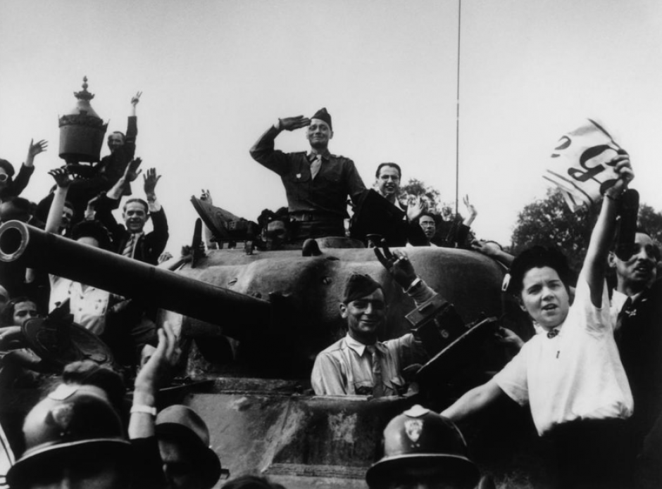 Franceses celebran en los Campos El&iacute;seos&nbsp;la liberaci&oacute;n de la ciudad,&nbsp;en agosto de 1944. Robert Capa.