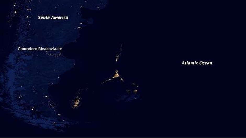 La NASA ha explicado que las extra&ntilde;as luces en el oc&eacute;ano son formadas por los barcos que se dedican a la pesca del calamar en esta zona del Atl&aacute;ntico Sur.
