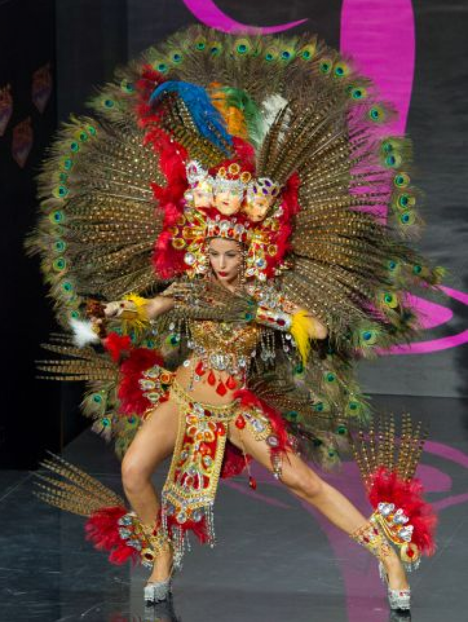 El traje lleva 300 plumas de faisán, 200 de pavo real y 5 mil cristales Swarovski.