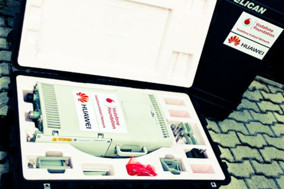 La misión del equipo que instalará este equipo móvil de emergencia es restaurar las telecomunicaciones.