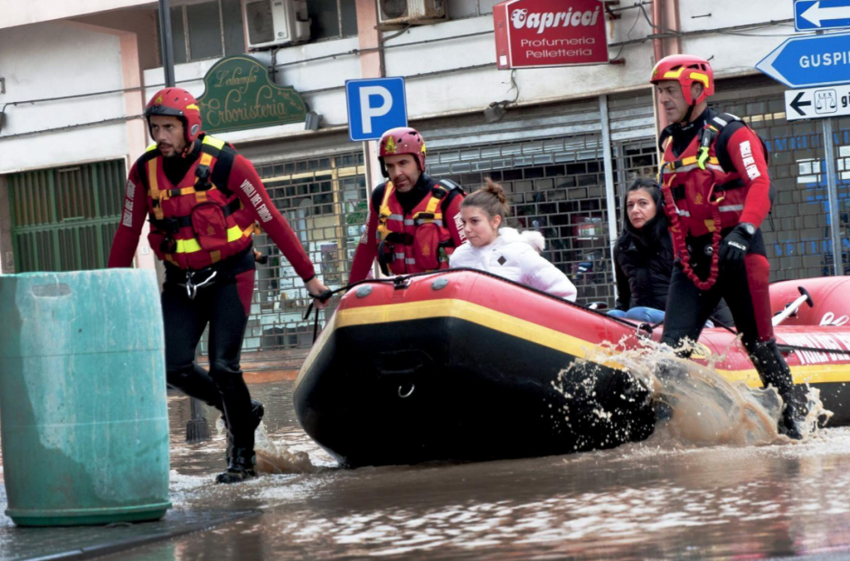Un equipo de rescate socorre a varias afectadas por el fen&oacute;meno metereol&oacute;gico. (Foto: EFE).