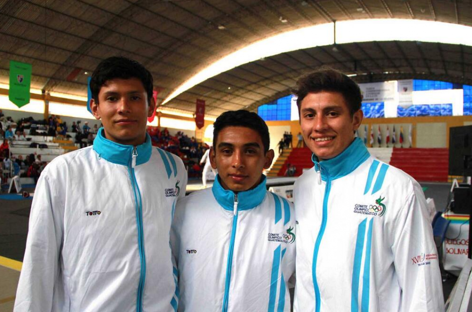 Los deportistas Jos&eacute; L&oacute;pez, Francisco Yanes y Luis Lop&eacute;z, ganadores del bronce en la prueba de florete por equipos, en los Juegos Bolivarianos, Trujillo 2013. (Twitter/Comit&eacute; Ol&iacute;mpico Guatemalteco)