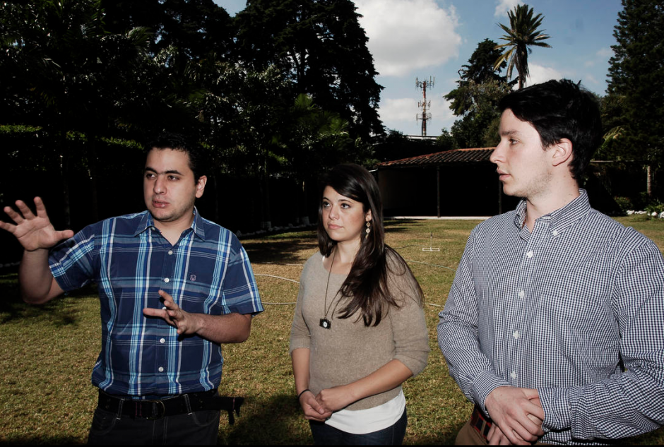 Diego &Aacute;lvarez, Luisa Bagur y Bernal Gonz&aacute;lez explican la idea finalista del concurso Global Start Up Battle organizado por el gigante Google. (Foto: Jes&uacute;s Alfonso/Soy502)