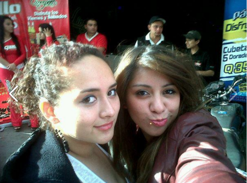 Daira Cristal y Geraldina Del Cid, las dos detenidas por la agresi&oacute;n contra la Vicepresidenta Roxana Baldetti, pertenecen a la Asociaci&oacute;n de Estudiantes Universitarios (AEU) de la Universidad de San Carlos. (Foto: Facebook)