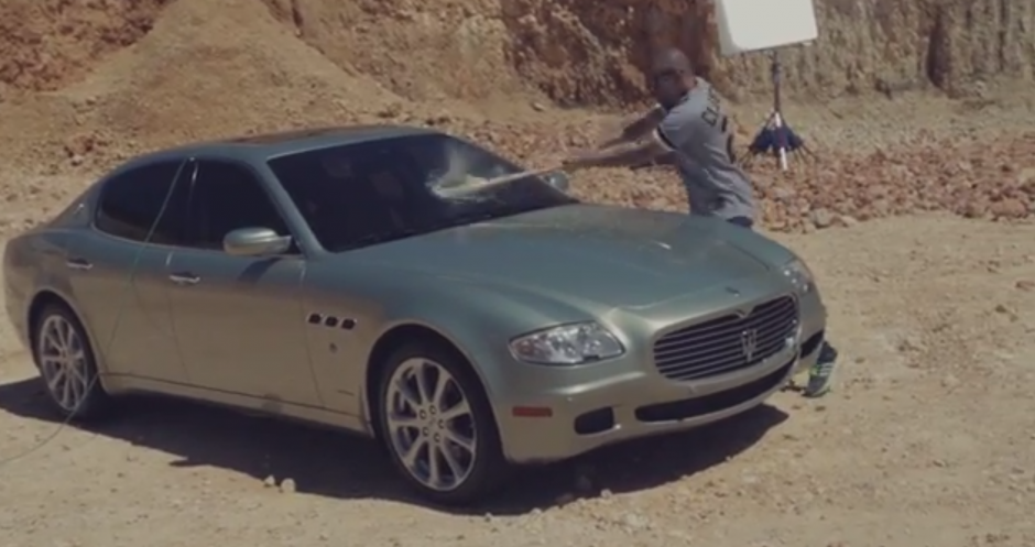 Ren&eacute; destroz&oacute; su Maserati de m&aacute;s de 200 mil d&oacute;lares con el bate de Willie Mays. (Youtube)&nbsp;