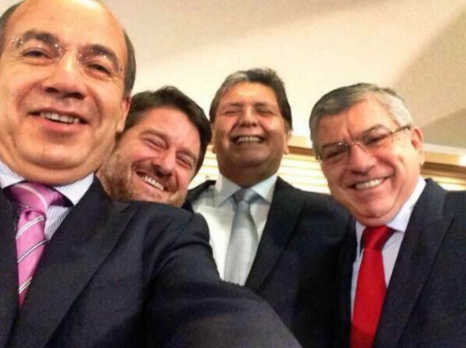 Ex presidente Calder&oacute;n subi&oacute; hoy esta "selfie" a su cuenta de Twitter.