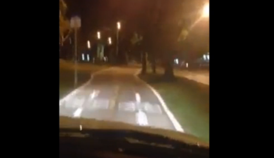 Dos jóvenes se subieron a toda velocidad sobre la ciclovía y capturaron el momento en un video que escandalizó a las redes sociales.&nbsp;