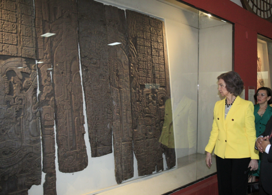 La Reina Sof&iacute;a durante la visita que ha realizado hoy al Museo de Arqueolog&iacute;a y Etnolog&iacute;a de Guatemala, en el &uacute;ltimo d&iacute;a de la visita que realiza al pa&iacute;s. (Foto: EFE/Alberto Mart&iacute;n)