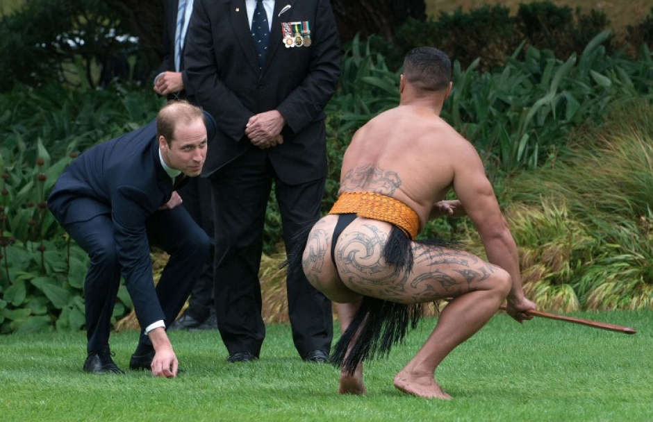 El pr&iacute;ncipe William interact&uacute;a con un guerrero Maor&iacute; durante la ceremonia de bienvenida en Wellington. (Foto: AFP)