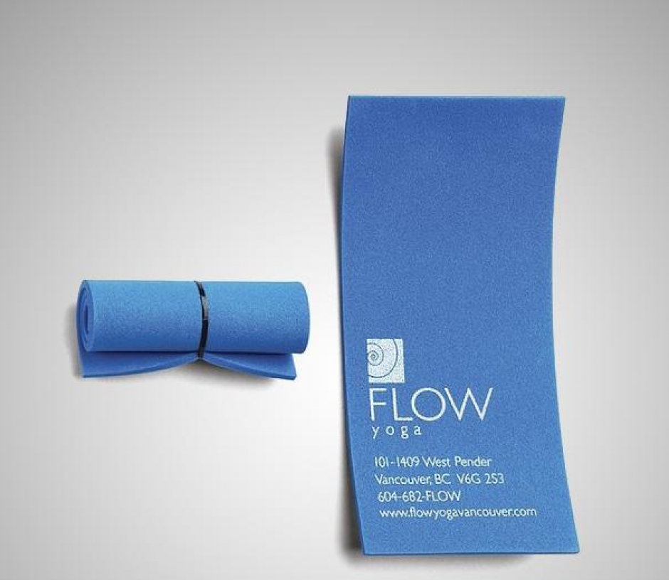 Una tarjeta con forma de esterilla para un centro de Yoga. (Foto: Lo M&aacute;s Viral)