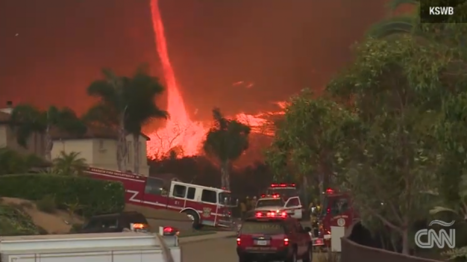 Un tornado de fuego se form&oacute; durante el incendio que ha devastado varias h&eacute;ctareas en un condado de California. (Foto:Video:CNN)&nbsp;