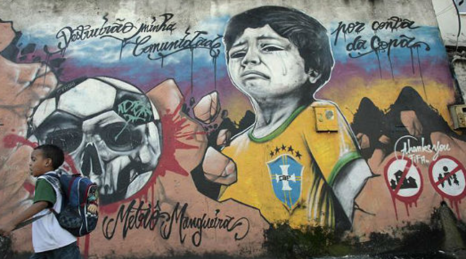 En el mural, un ni&ntilde;o llora por la "destrucci&oacute;n de su comunidad por culpa de la Copa". Miles de familias fueron reubicadas por las megaobras del Mundial y de los Juegos Ol&iacute;mpicos de R&iacute;o 2016. (Foto: Facebook)