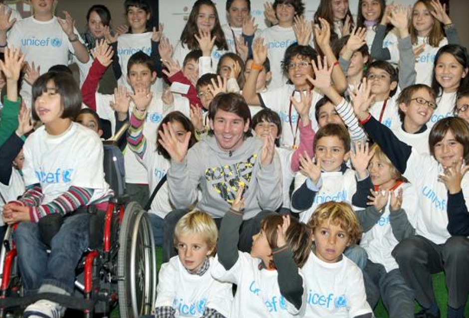 Messi, la estrella del f&uacute;bol argentino, rodeado de ni&ntilde;os.&nbsp;