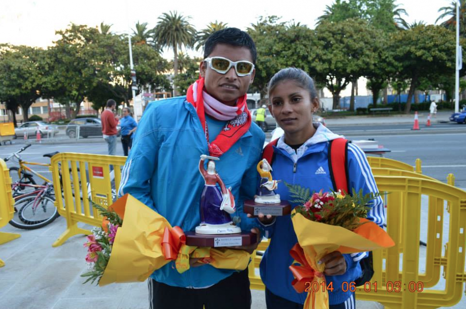 Barrondo y Mirna, después de la premiación tras quedar en primer y segundo lugar en el Gran Premio de Marcha de La Coruña, España. (Foto: COG)