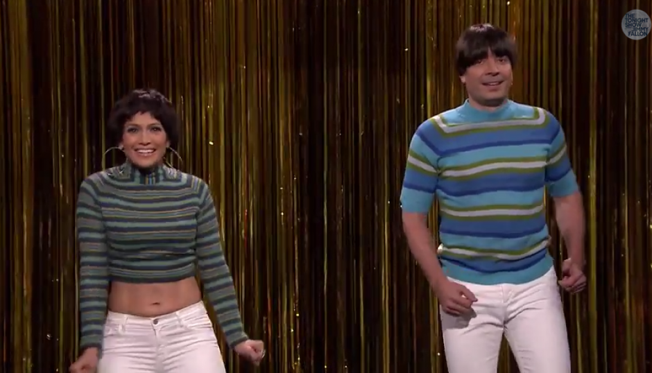 Jennifer L&oacute;pez particip&oacute; en un sketch donde visti&oacute; un ajustado pantal&oacute;n blanco y una peluca.&nbsp;