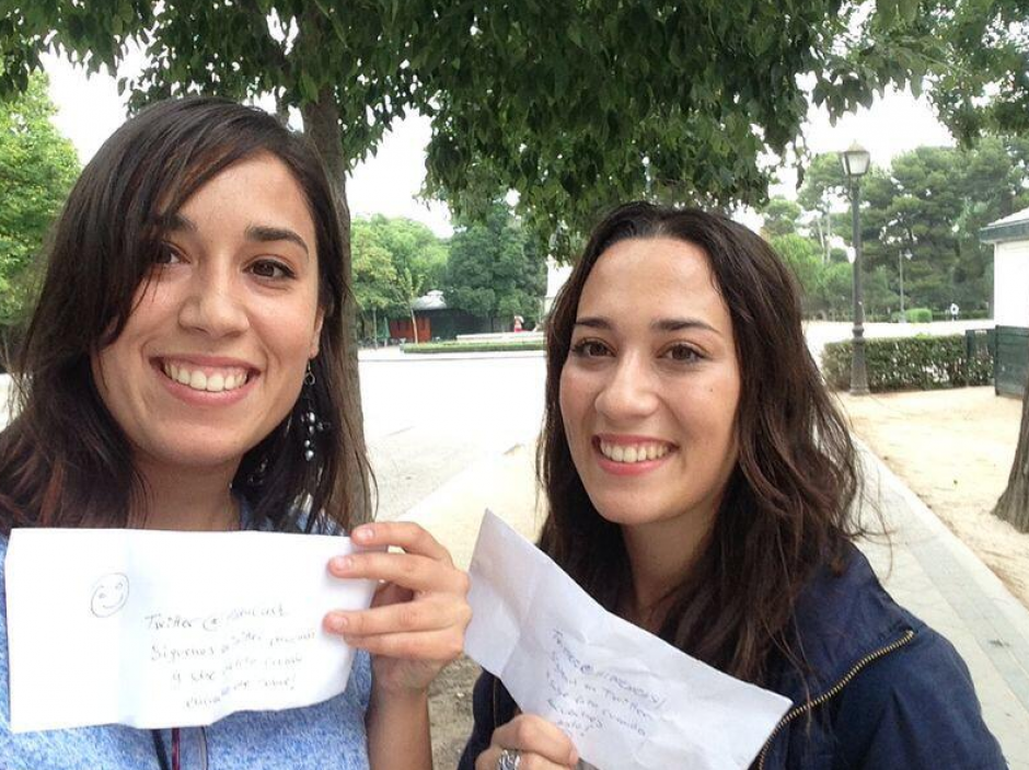 Estas dos se&ntilde;oritas encontraron dos sobres en un parque de Madrid. (Foto: @saariiiii)