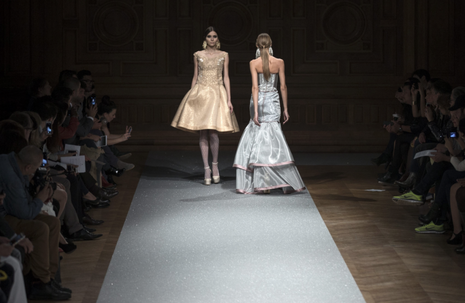 Dos modelos lucen algunas de las creaciones de la colecci&oacute;n de Alta Costura Oto&ntilde;o/Invierno 2014/2015 del dise&ntilde;ador espa&ntilde;ol &Oacute;scar Carvallo durante la Semana de la Moda de Par&iacute;s (Francia) hoy, jueves 10 de julio del 2014. (Foto: EFE/Etienne Laurent)