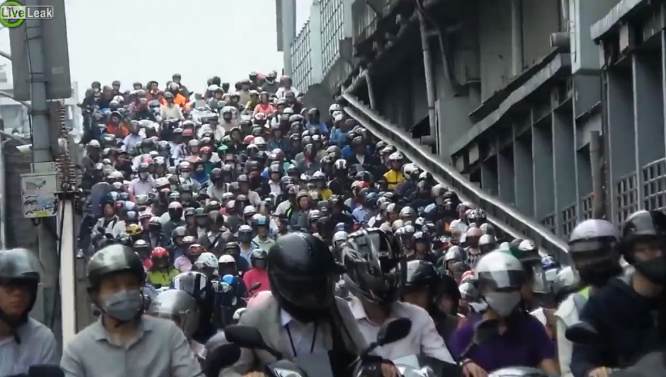 Miles de motoristas en una localidad de Taiw&aacute;n causan un gran atasco. (Foto: video YouTube)&nbsp;&nbsp;