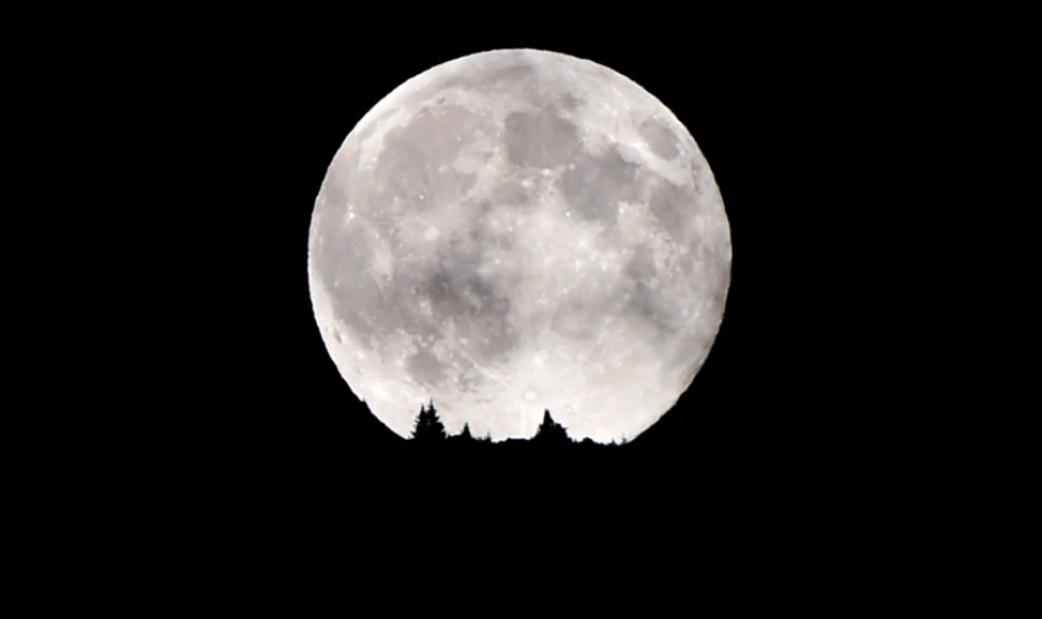 En Italia, el cielo despejado contribuy&oacute; a tener una espl&eacute;ndida vista de nuestro sat&eacute;lite. (Foto: AFP)