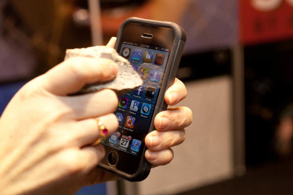 Se supone que el nuevo Apple tendr&iacute;a una pantalla m&aacute;s grande hecha de zafiro, esta es una foto que el sitio TMZ habr&iacute;a conseguido del nuevo tel&eacute;fono tomada en la f&aacute;brica china de Foxconn. &nbsp;(Foto: TMZ)