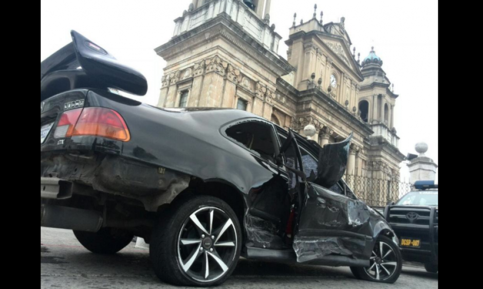 El carro qued&oacute; empotrado en el grader&iacute;o de la entrada principal a Catedral Metropolitana. (Foto: Departamento de Tr&aacute;nsito v&iacute;a @PoskaMoska)&nbsp;