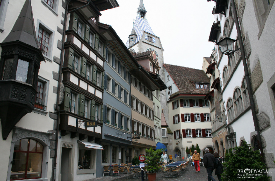 Zug es una peque&ntilde;a ciudad de casi 20 mil habitantes, a orillas del lago Zugsee, en Suiza.&nbsp;