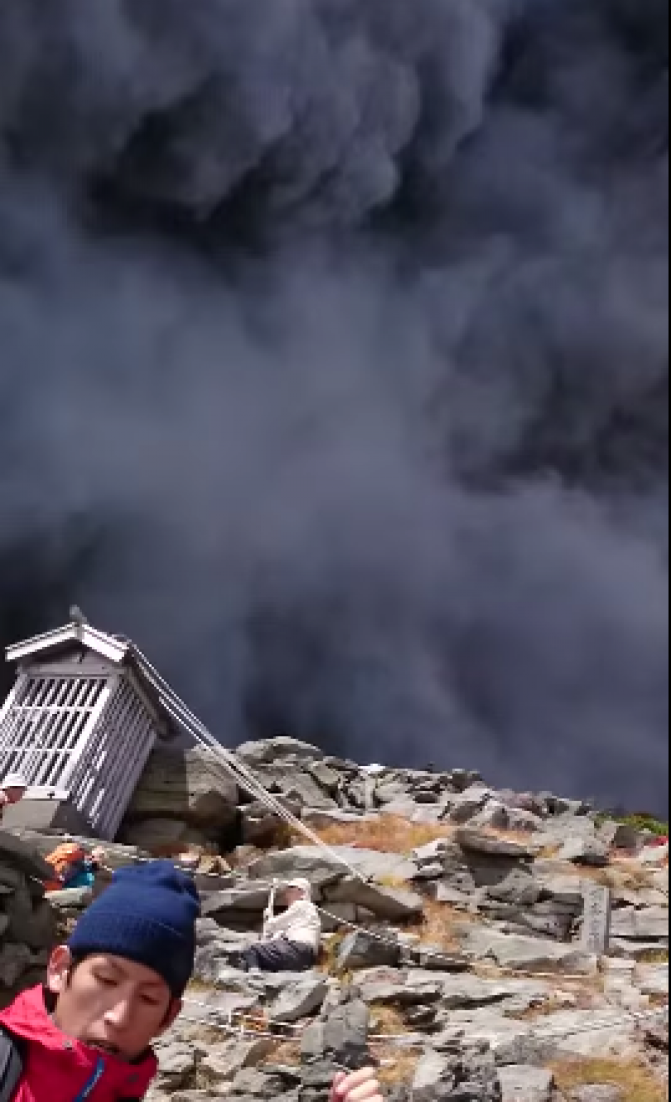 El grupo de monta&ntilde;istas logr&oacute; bajar y ponerse a salvo, aunque en su trayecto quedaron en medio de una nube de ceniza. (Foto: Video YouTube)&nbsp;