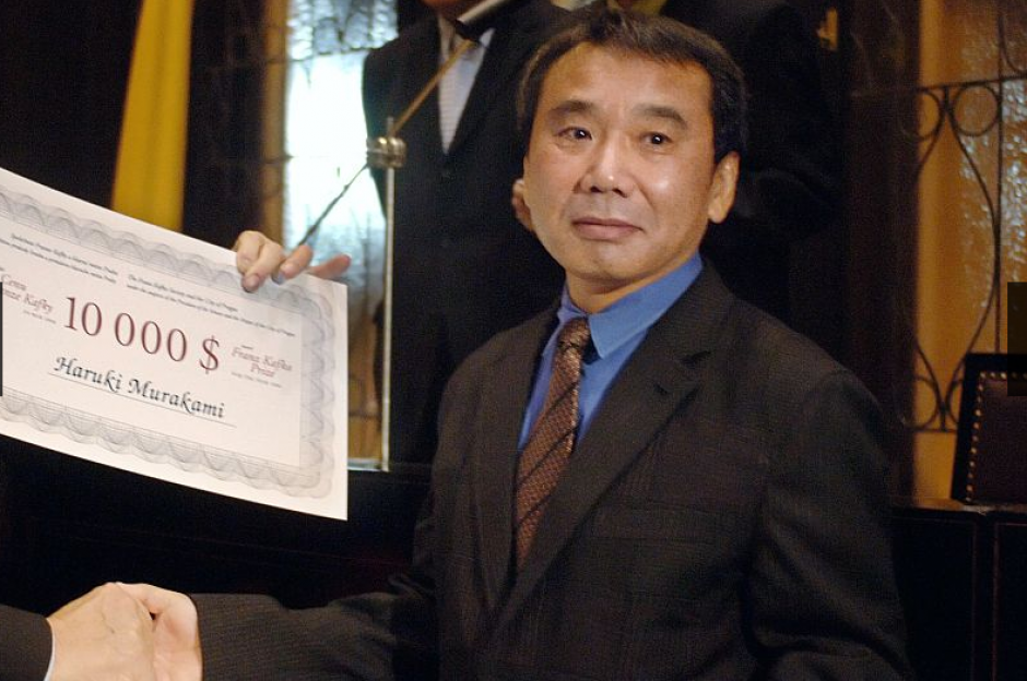 Haruki Murakami, escritor japon&eacute;s, es el favorito por un sector de la academia m&aacute;s culta, aunque en las apuestas est&aacute; en segundo lugar, esperando una sorpresa.