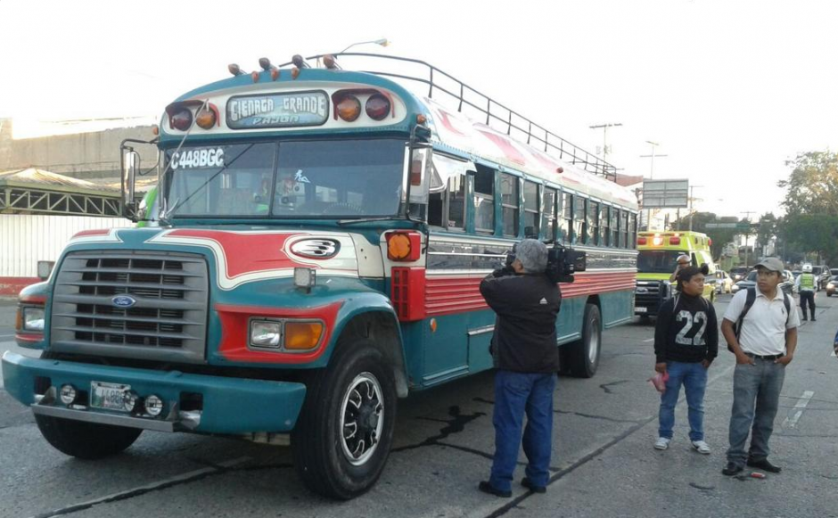 El lugar donde se originó el ataque armado en la 6a. avenida y 14 calle de la zona 9, se encuentra resguardado por las autoridades. (Foto: Amílcar Montejo/Twitter)