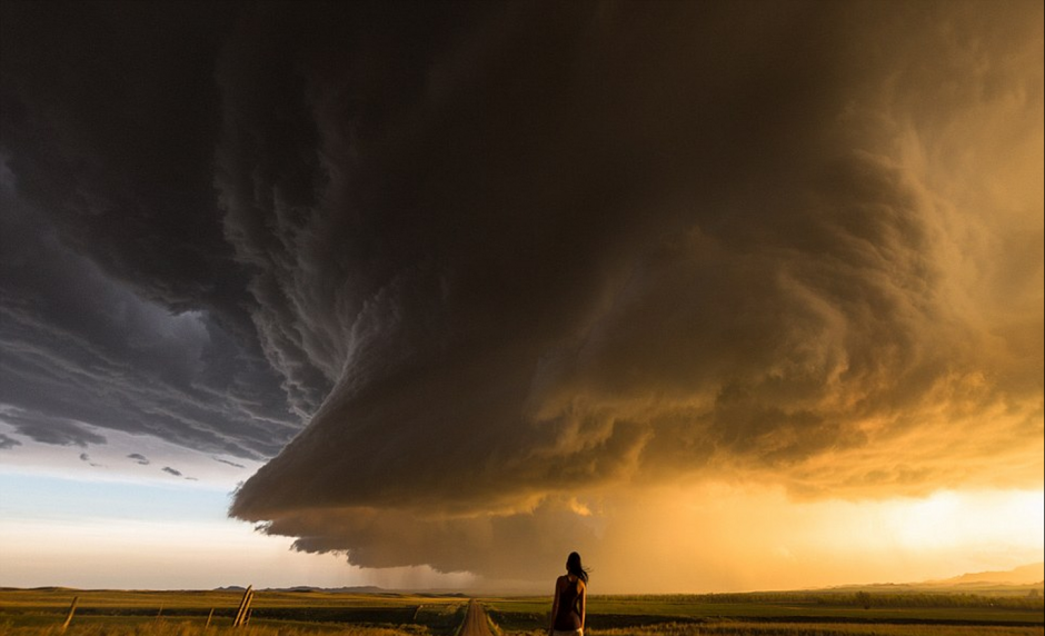 Daow Wegner es fotografiada junto a la formación de una supercélula en Wyoming, Estados Unidos. (Foto: Nicolaus Wegner/Daow Wegner)&nbsp;