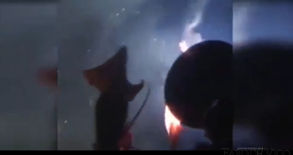 Un submarino es atacado por un calamar gigante.