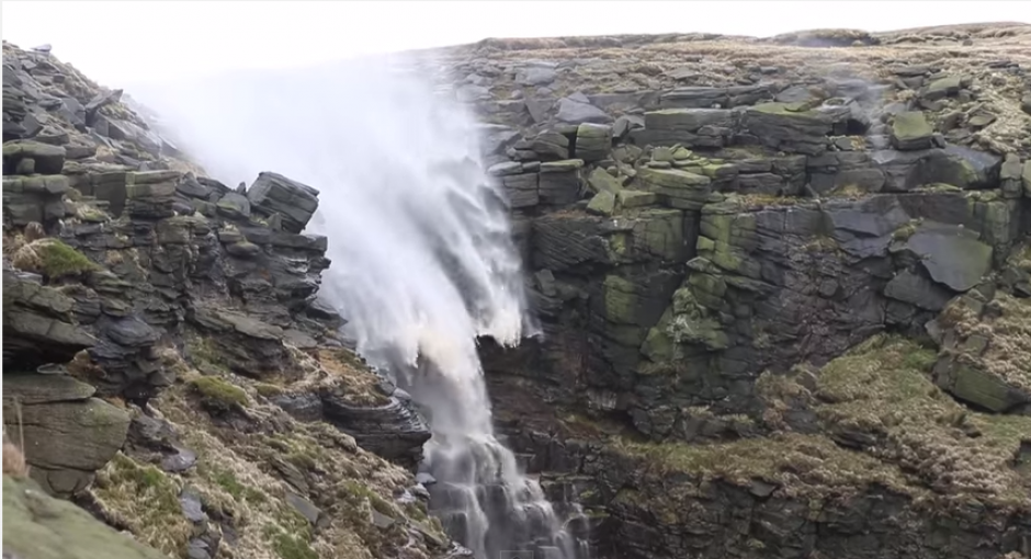 El fuerte viento contrarest&oacute; la ca&iacute;da del agua de una de las cataratas consideras m&aacute;s altas de Peak District, Inglaterra. (Foto YouTube).&nbsp;