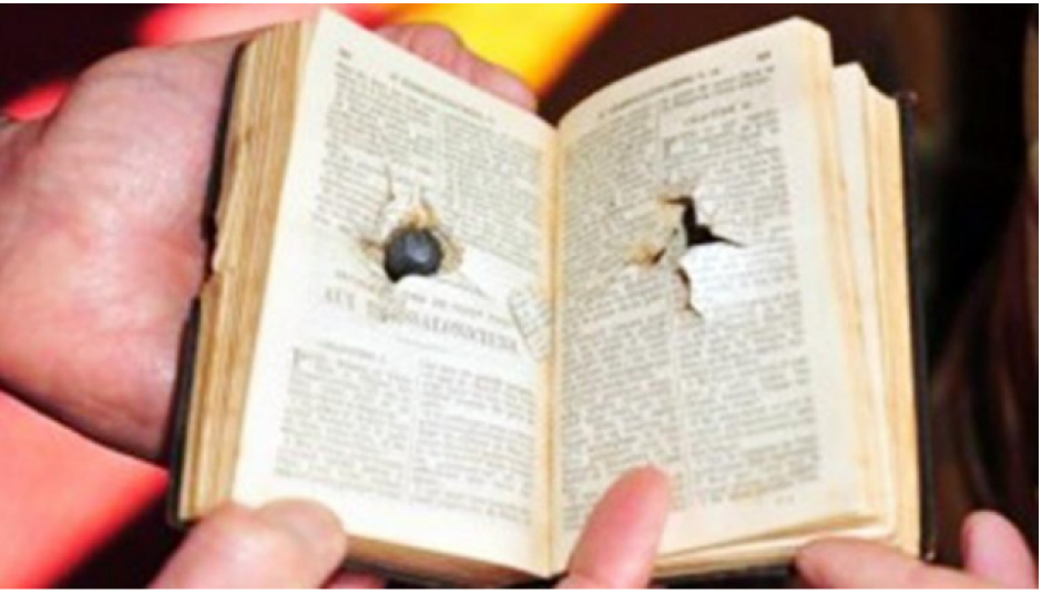 Una peque&ntilde;a Biblia le salv&oacute; la vida a un polic&iacute;a en Argentina luego que sujetos desconocidos le dispararan en el lado de uno de los bolsillos de su camisa donde la guardaba. (Foto diariocronica.com.ar).&nbsp;