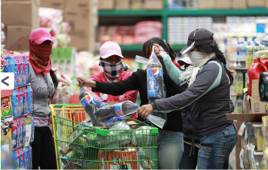 Personas encapuchadas saquearon varios negocios en el municipio de Iguala, M&eacute;xico. (Foto EFE).&nbsp;
