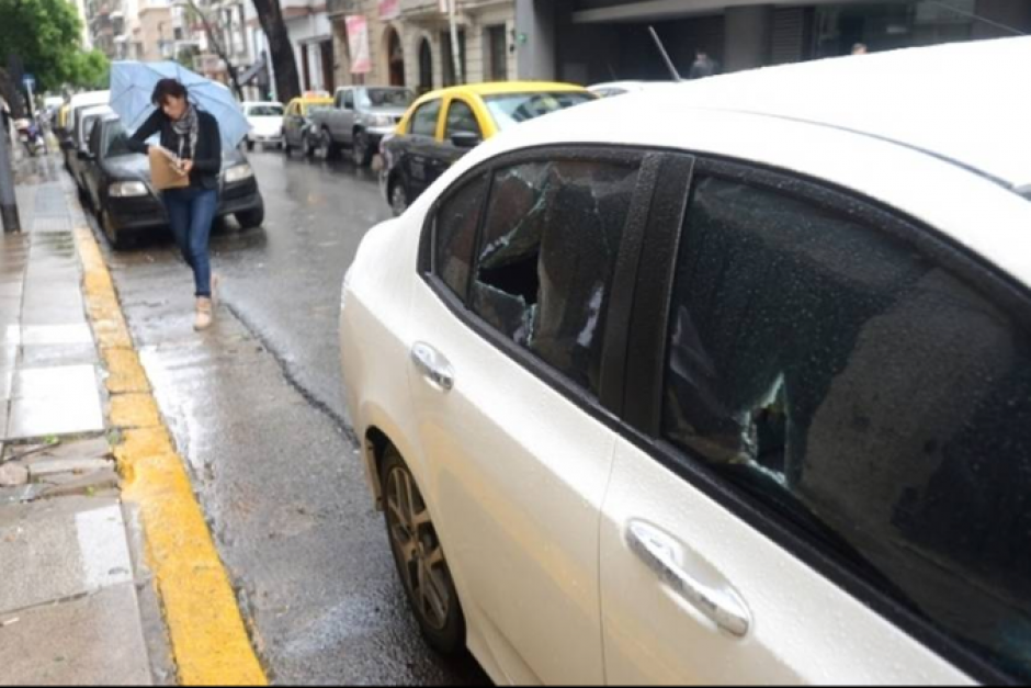 Destroza vehículo a piochazos porque estaba parqueado frente a su casa