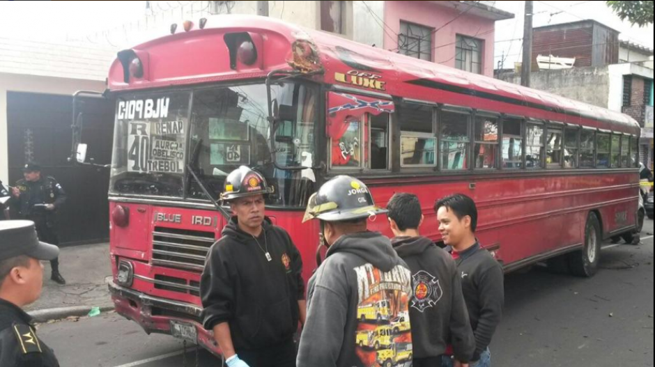 El piloto del bus murió en el ataque, mientras que el ayudante resultó herido de bala. Tras el ataque un pasajero se lanzó de la unidad y fue asistido por los bomberos. (Foto: Bomberos Voluntarios.&nbsp;